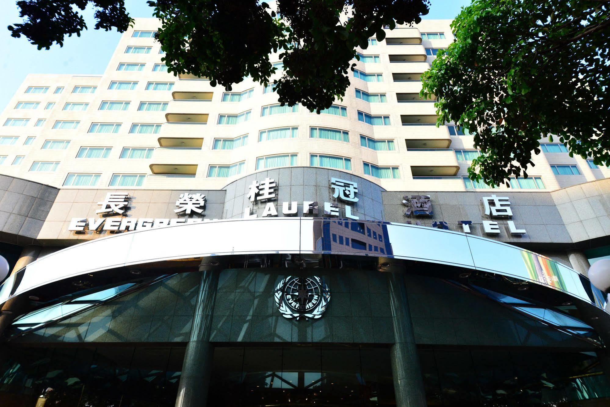 Evergreen Laurel Hotel - Taichung Exterior foto The photo shows the facade of a hotel building, prominently featuring the name "Evergreen Laurel Hotel" displayed in large, visible lettering. The structure is modern with multiple floors, and large windows that suggest a spacious interior. The entra