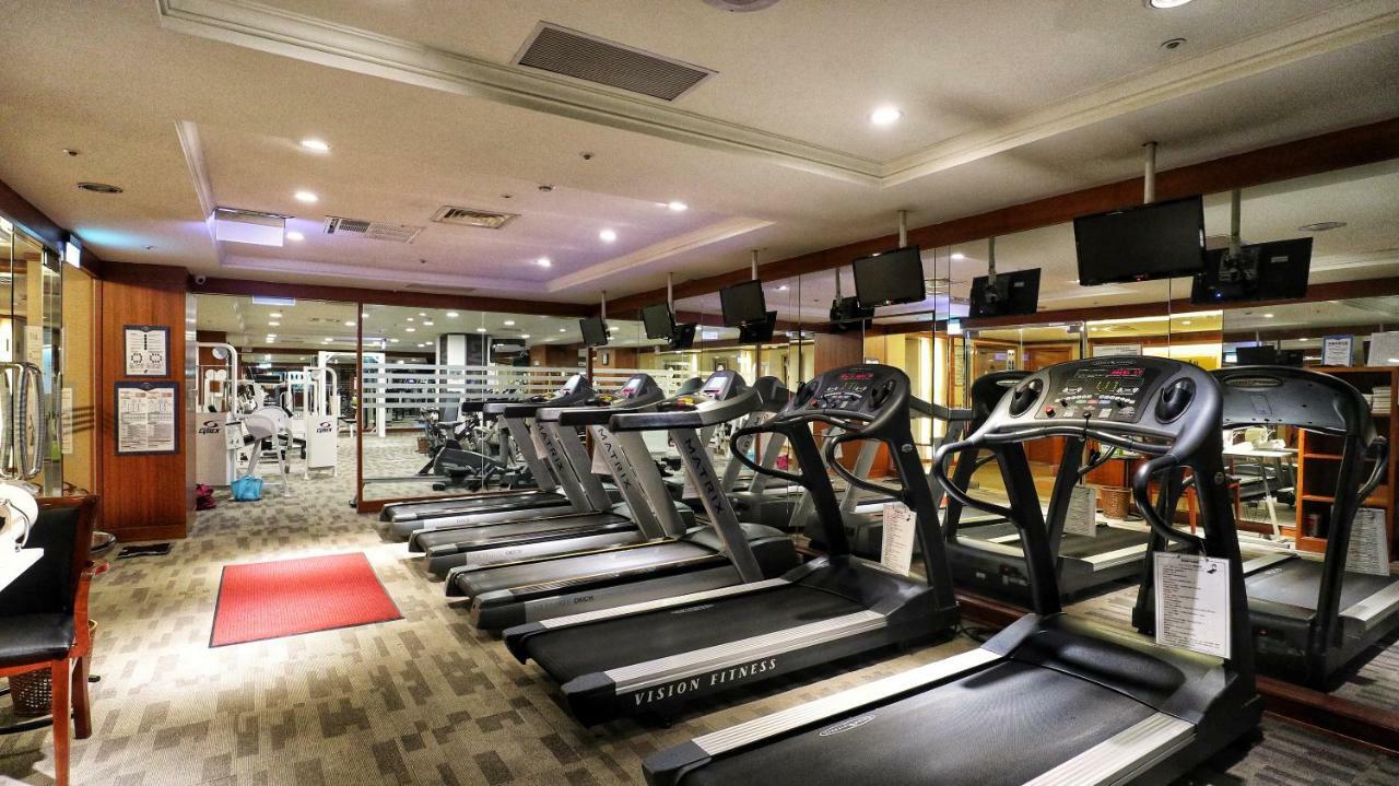 Evergreen Laurel Hotel - Taichung Exterior foto The photo shows a gym environment featuring several treadmills lined up in a row. The space has a bright and modern design with adequate lighting. In the background, various exercise machines and weights are visible, suggesting a well-equipped workou