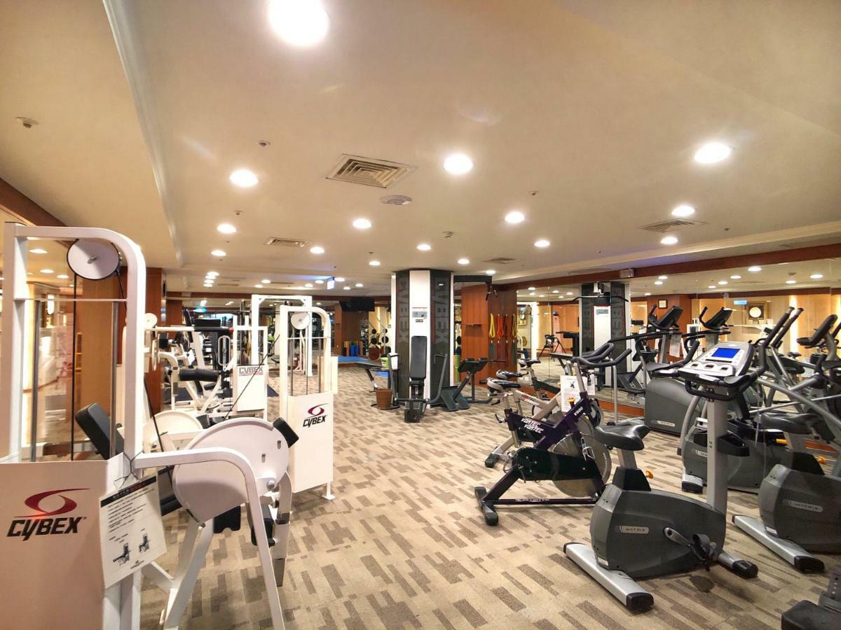 Evergreen Laurel Hotel - Taichung Exterior foto The photo shows a spacious gym interior equipped with various exercise machines. There are cardio machines like stationary bikes and elliptical trainers, as well as strength training equipment such as weight machines. The gym has a clean and modern d