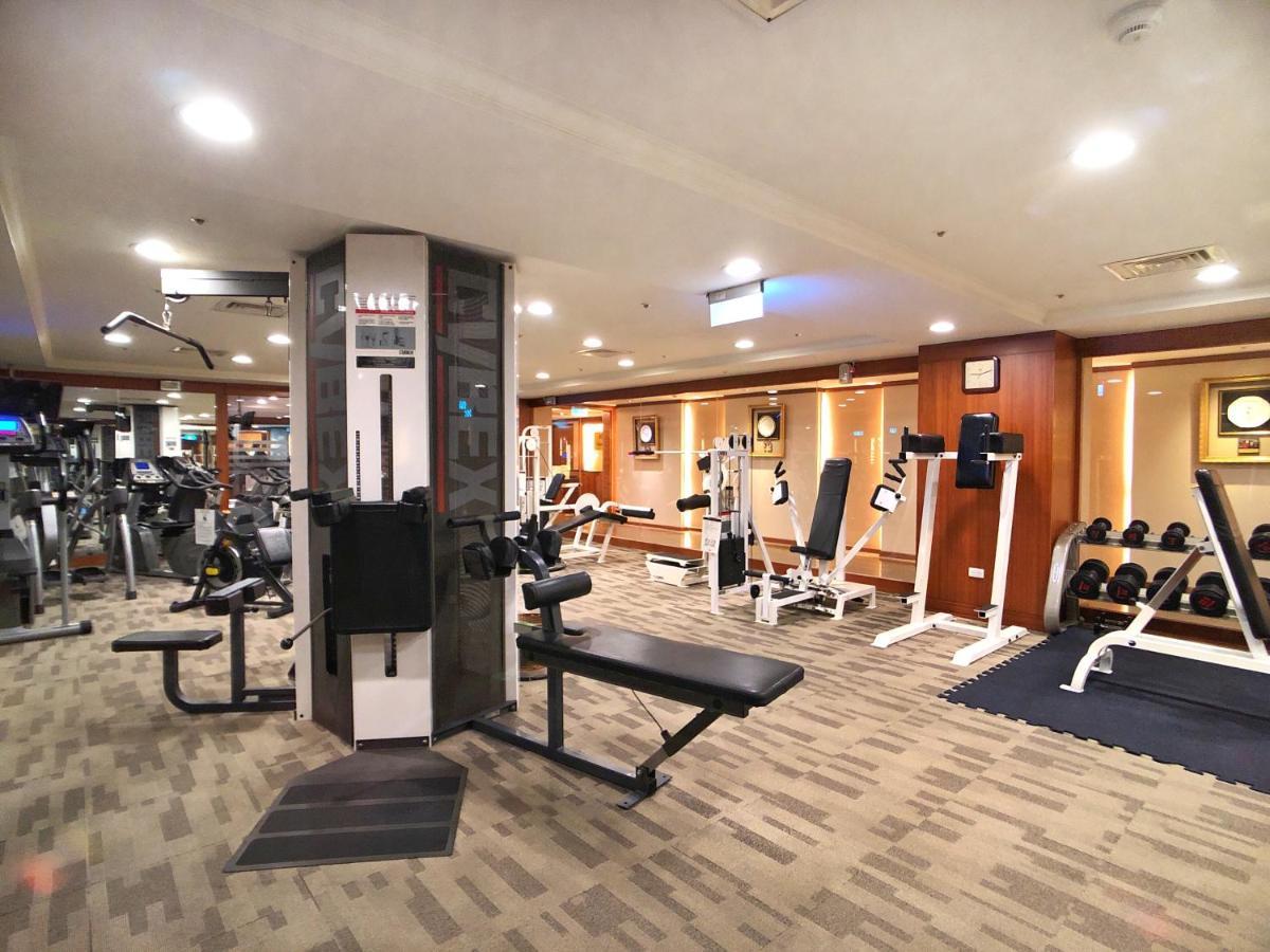 Evergreen Laurel Hotel - Taichung Exterior foto The photo shows an indoor gym or fitness area. It features various workout equipment, including:

- A multi-station gym machine in the center for strength training.
- Weight benches and free weights organized on shelves.
- Cardio equipment, likely tr